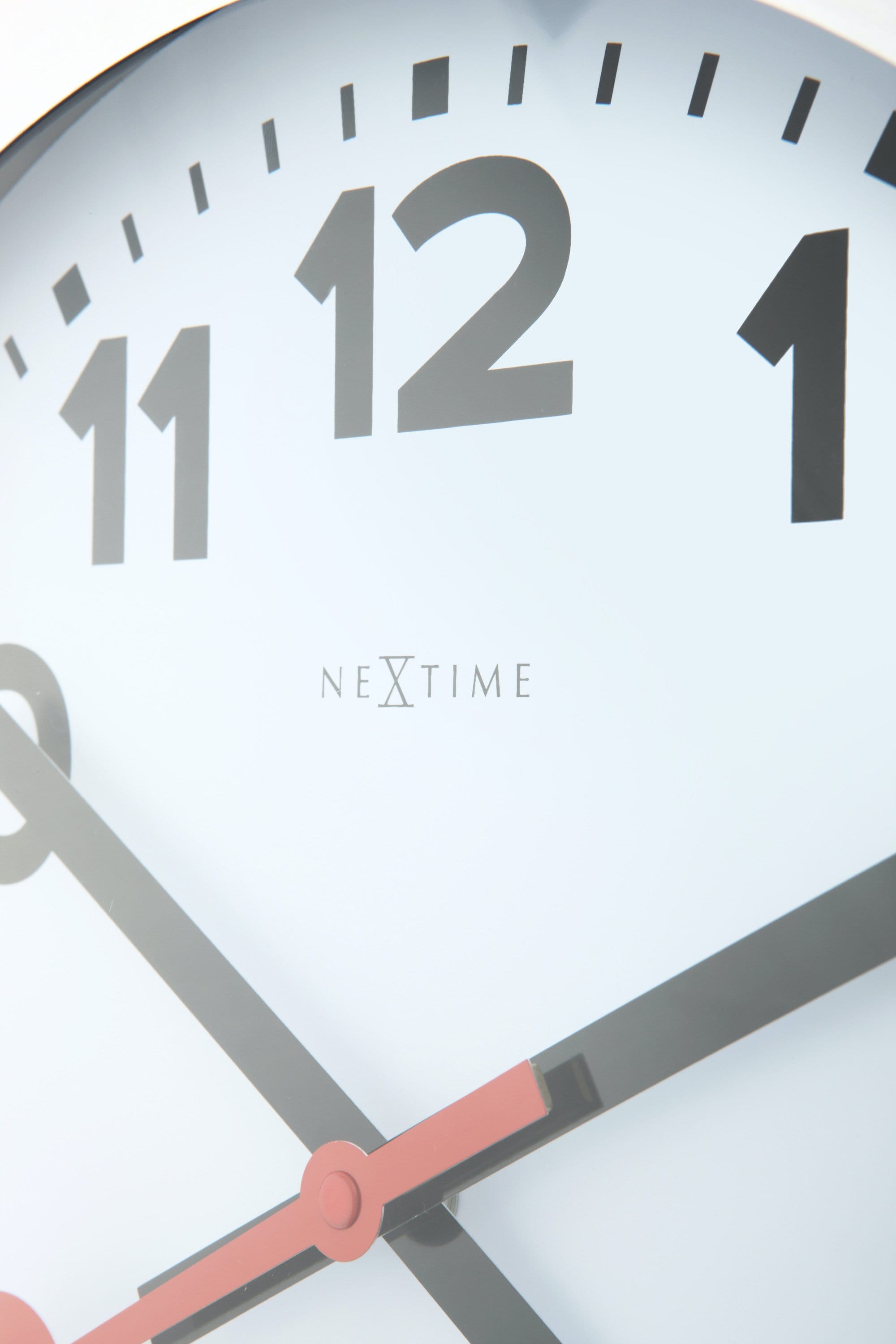 nextime-station-numbers-tisch-wanduhr-19cm-aluminium-wei-silber-lautlos image 8