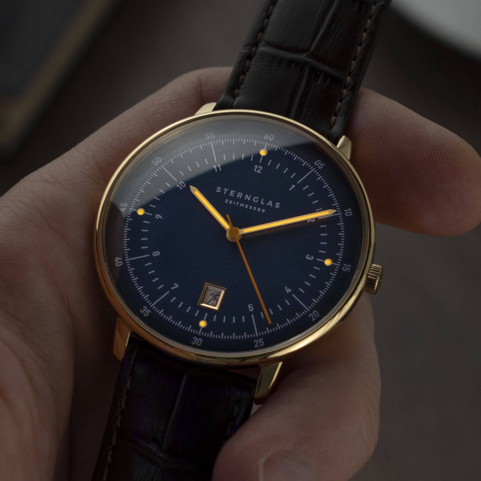 sternglas-hamburg-dunkelblau-gold-herrenuhr-42-mm image 4