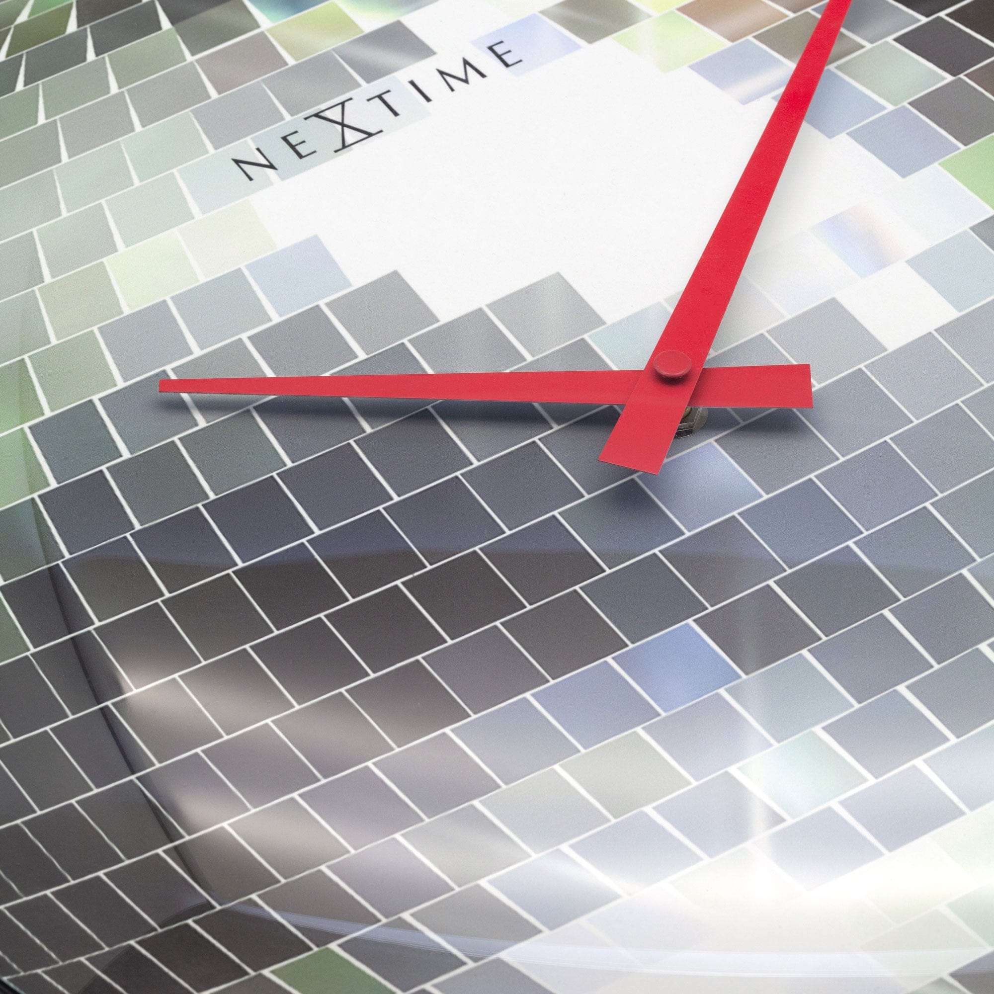 nextime-disco-ball-wanduhr-35cm-lautlos-dome-glas-silber image 4