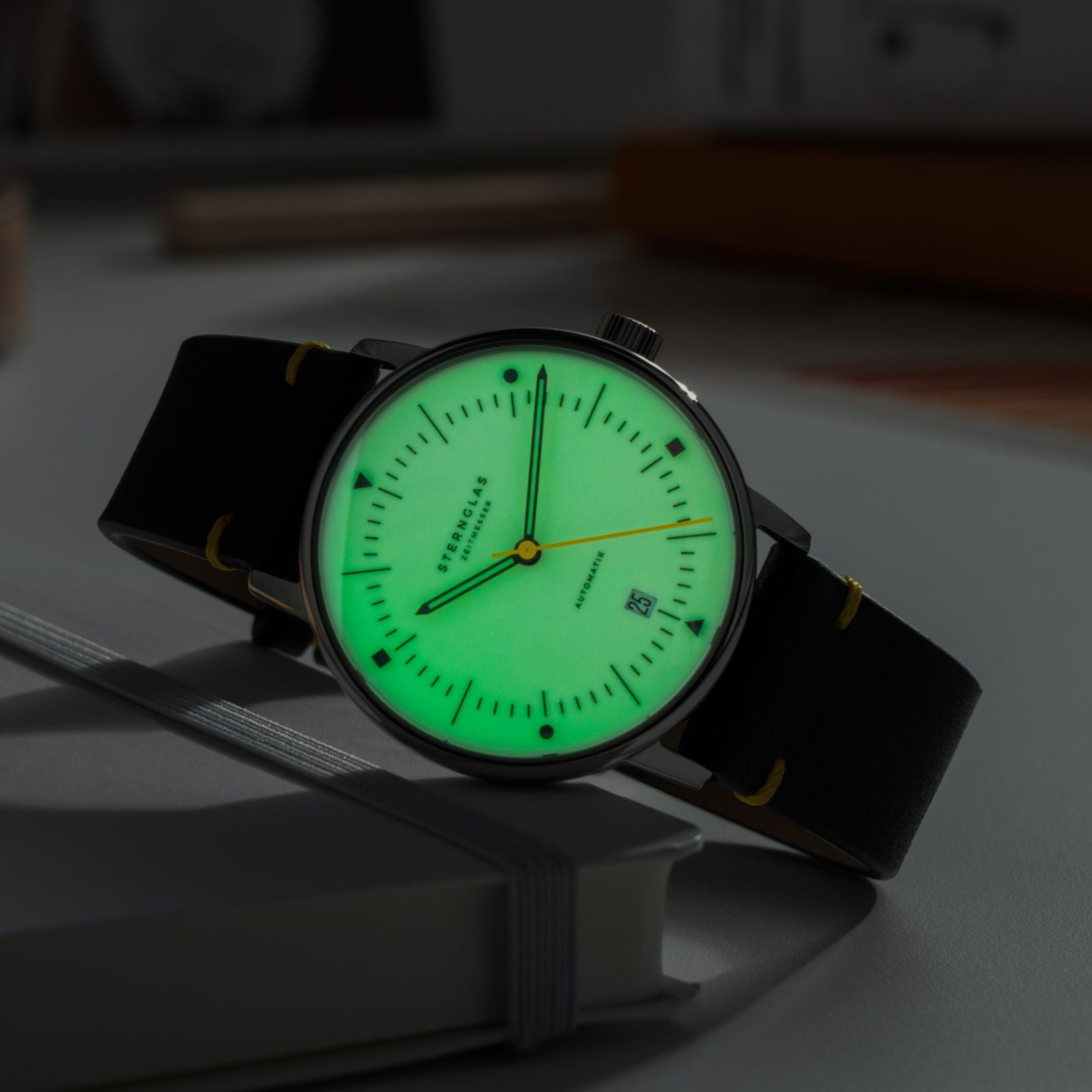 sternglas-naos-automatik-edition-bauhaus-x-gelb-herrenuhr-38-mm image 7