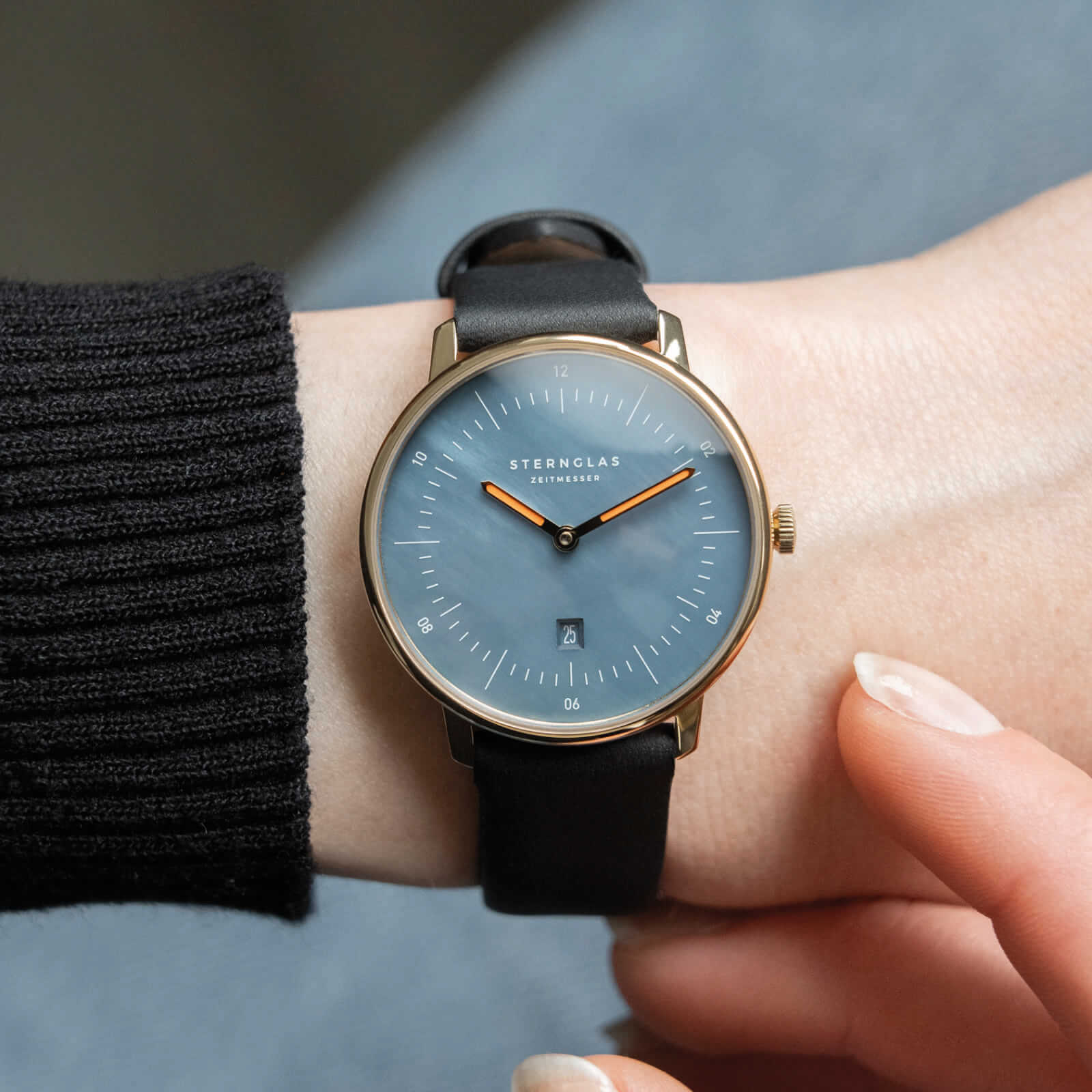 sternglas-naos-xs-edition-perlmutt-dunkelblau-33-mm-damenuhr-leder-gold image 8