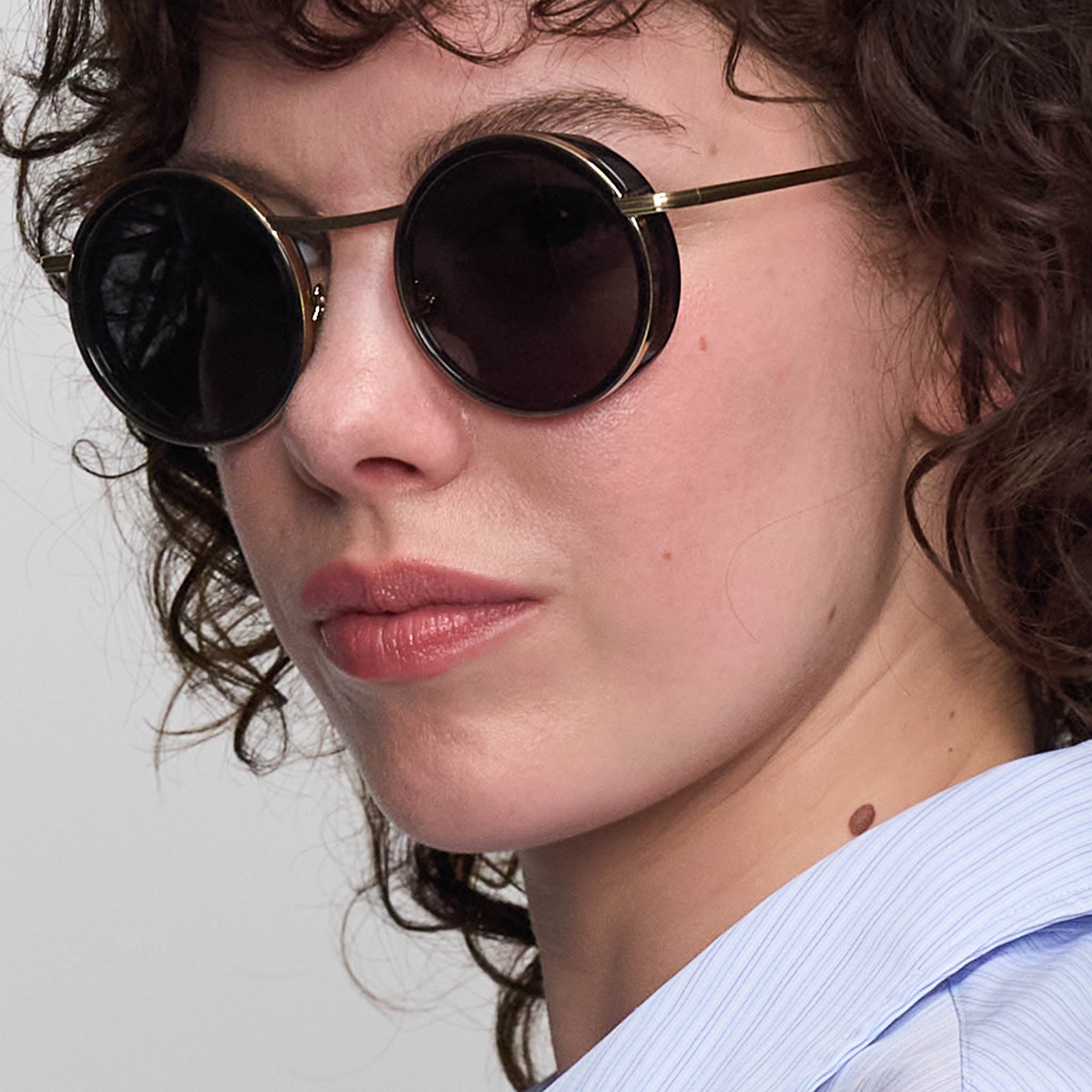 lilienthal-berlin-chillwave-sonnenbrille-brushed-gold-charcoal-gray image 4