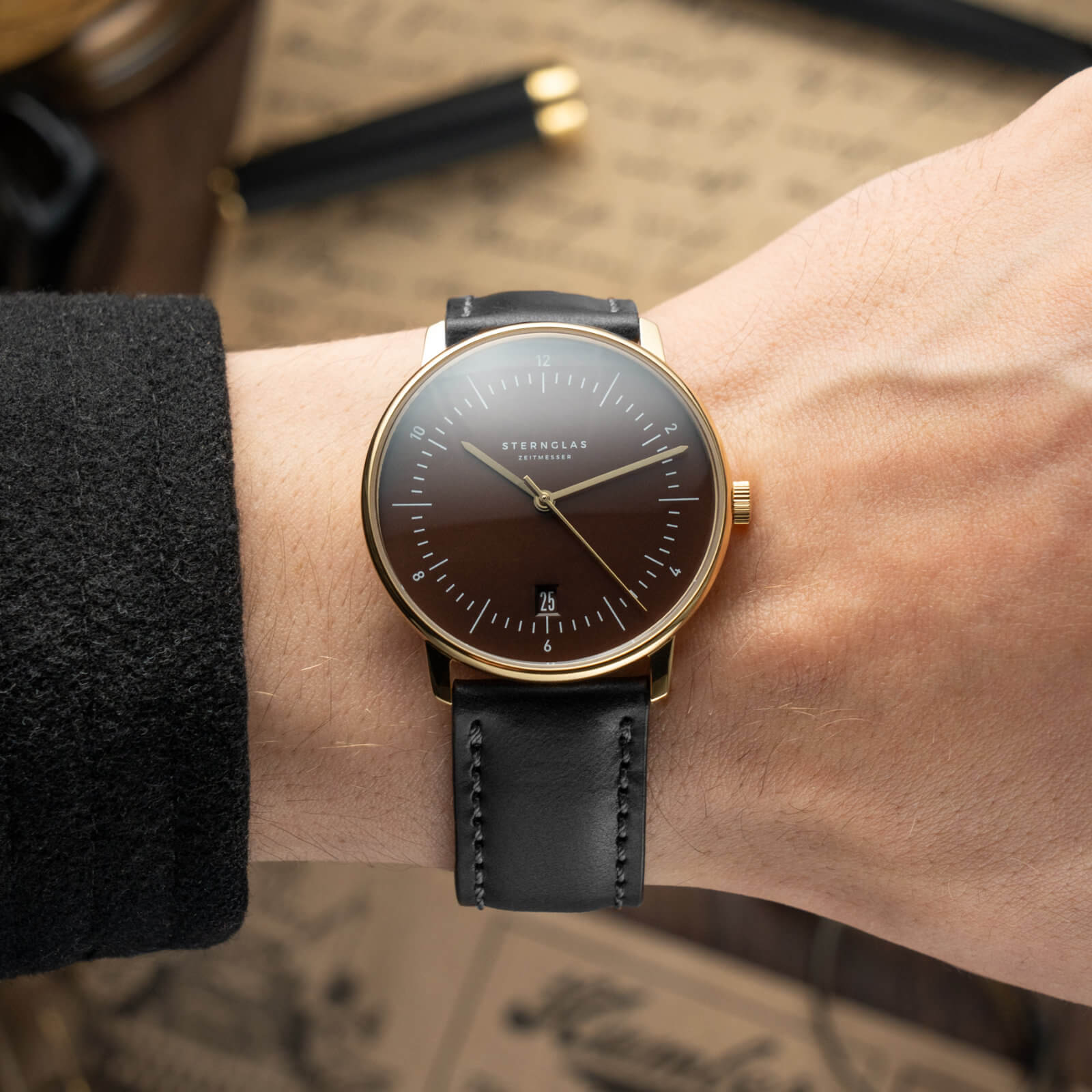 sternglas-naos-edition-heritage-quarzuhr-38-mm-gold-espresso image 2