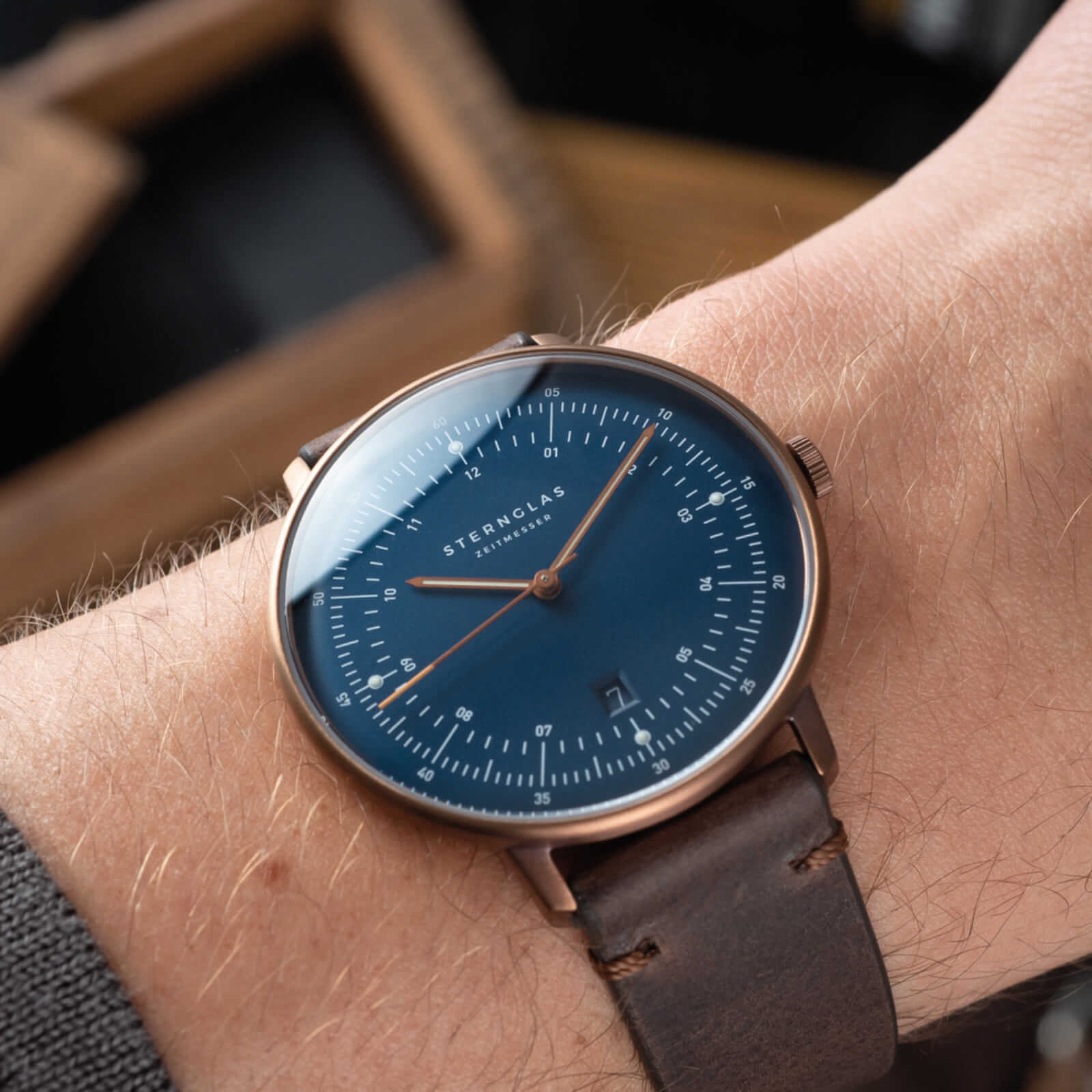 sternglas-hamburg-dunkelblau-bronze-herrenuhr-42-mm image 8
