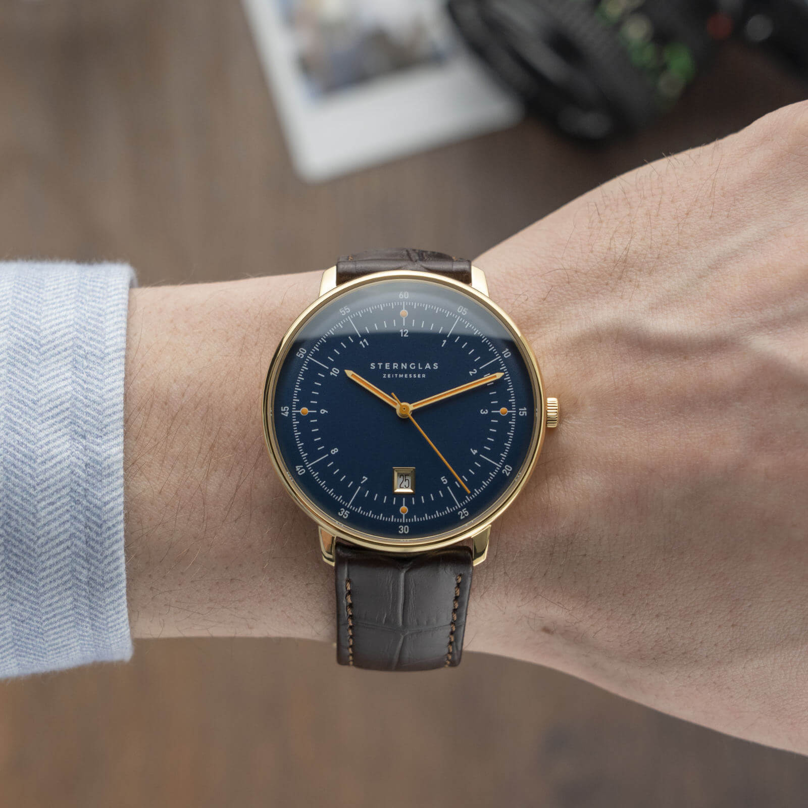 sternglas-hamburg-dunkelblau-gold-herrenuhr-42-mm image 2