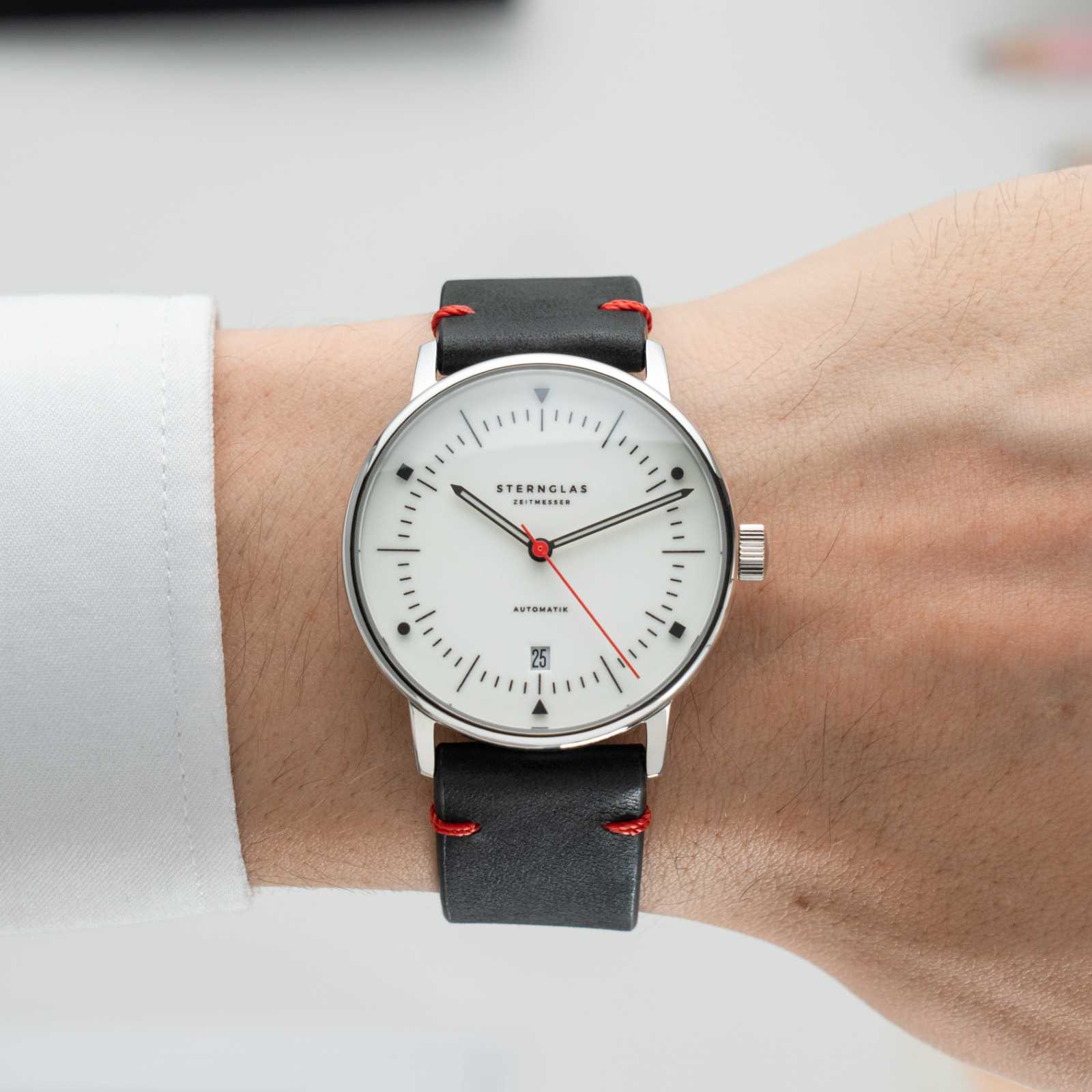 sternglas-naos-automatik-edition-bauhaus-x-rot-armbanduhr-38-mm-leder image 2