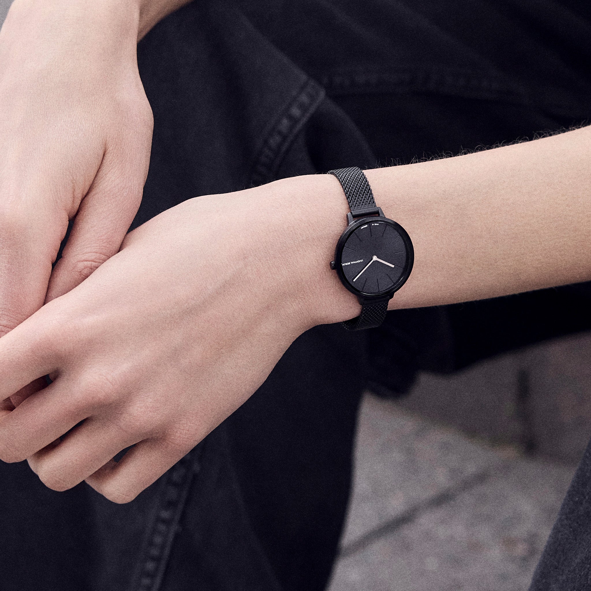 lilienthal-berlin-rosalux-uhr-black-sensation image 8
