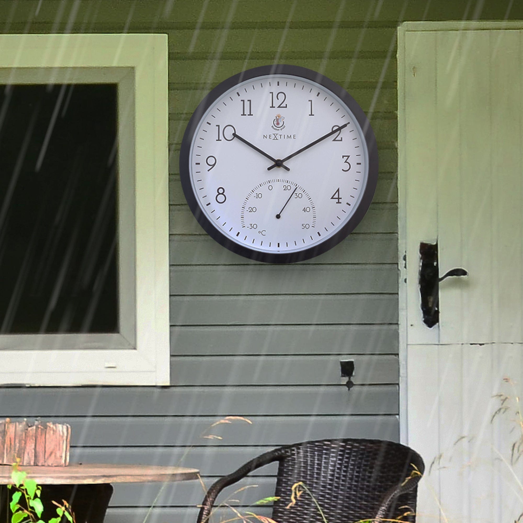 nextime-marigold-outdoor-wanduhr-30-5-cm-mit-thermometer-schwarz-wei-wetterfest image 4