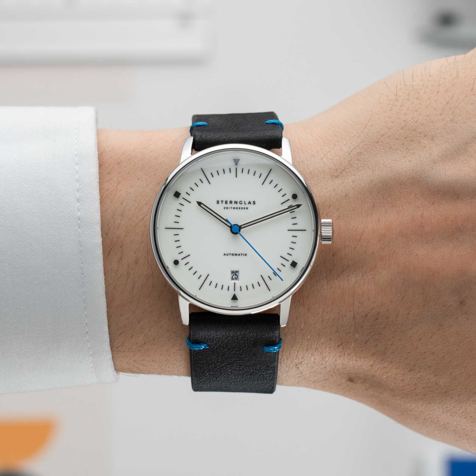 sternglas-naos-automatik-edition-bauhaus-x-blau-38-mm-leder image 2