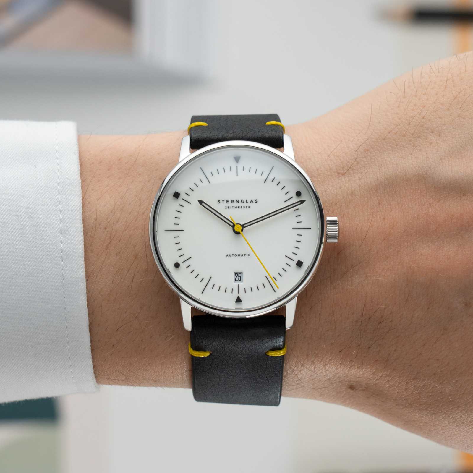 sternglas-naos-automatik-edition-bauhaus-x-gelb-herrenuhr-38-mm image 2