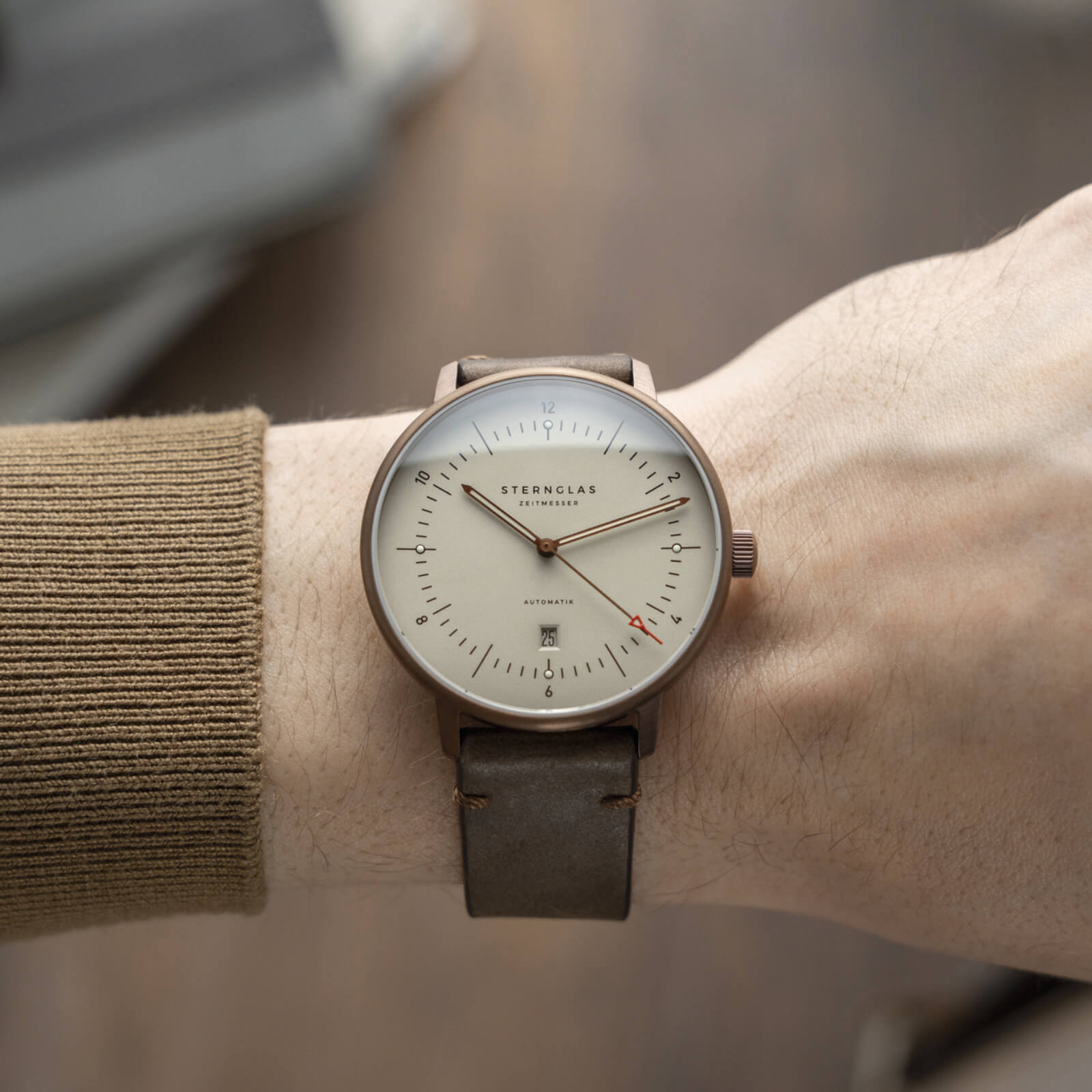 sternglas-naos-xl-automatik-alabaster-bronze-42-mm-automatikuhr-in-bronze-optik image 2