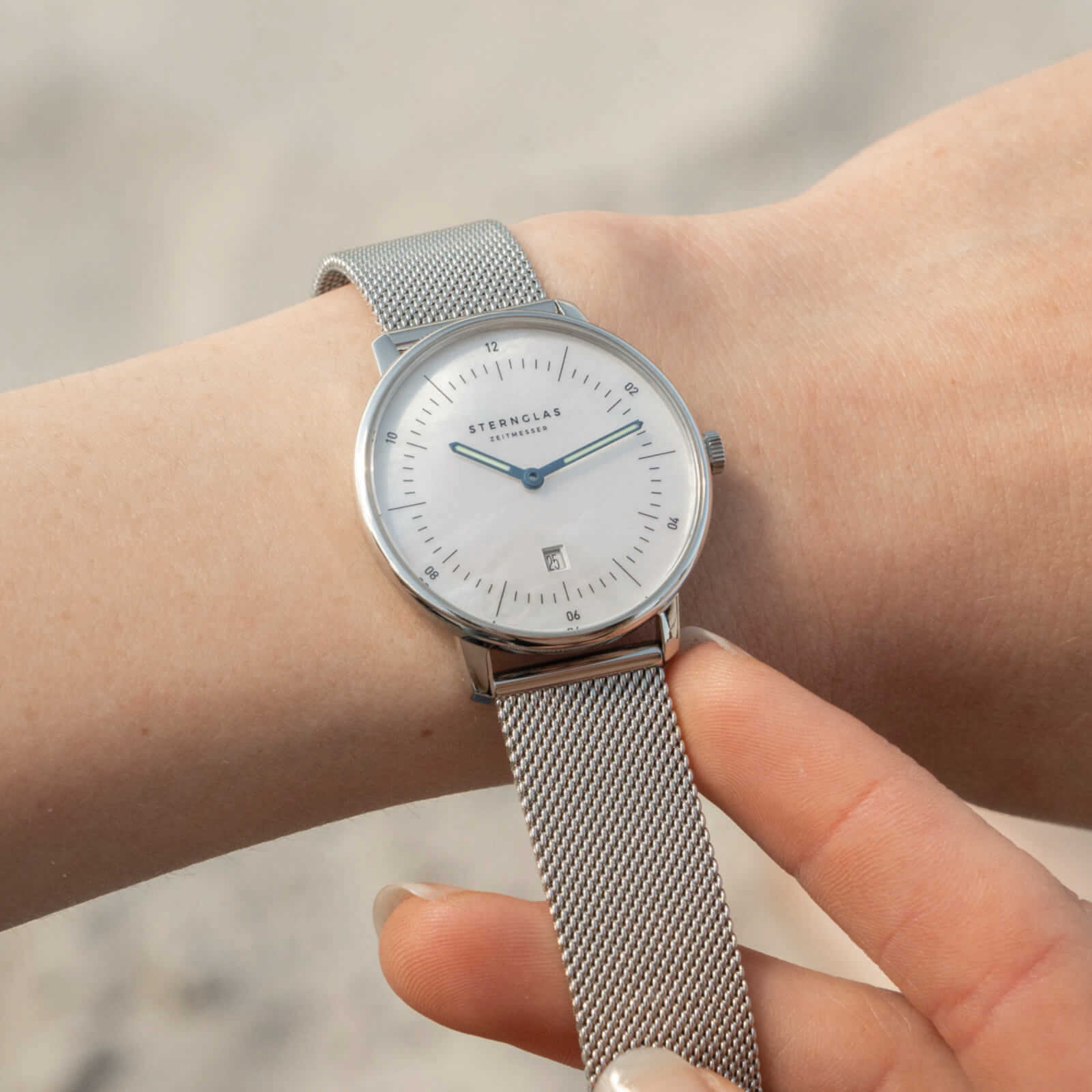 sternglas-naos-xs-edition-perlmutt-damenuhr-wei-33-mm-leder image 2