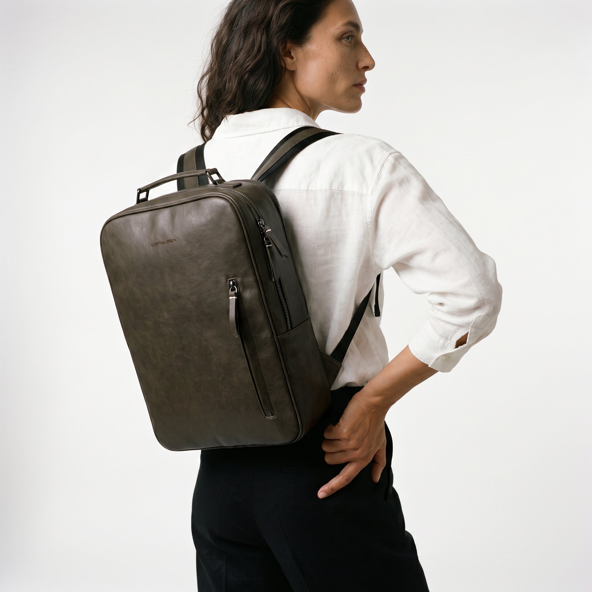 lilienthal-berlin-virtuoso-minimalist-backpack-khaki-12-l-aus-kaktusleder image 7