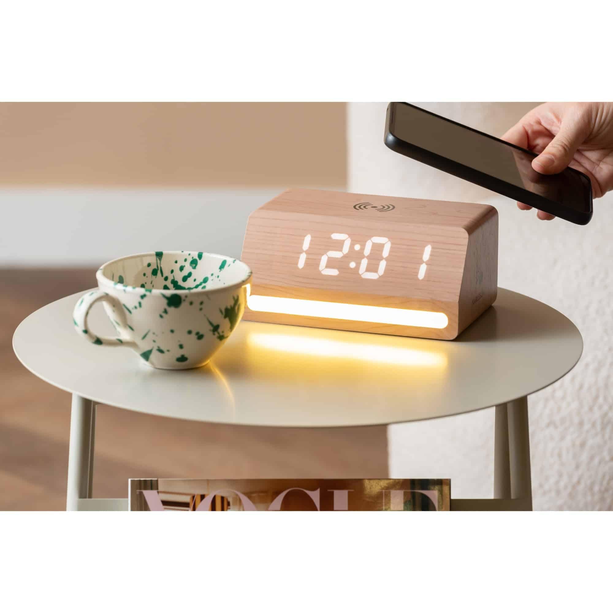 karlsson-wecker-retro-hellbraun-10x16-5x7-5-cm-led-wecker-mit-handy-ladefunktion image 2