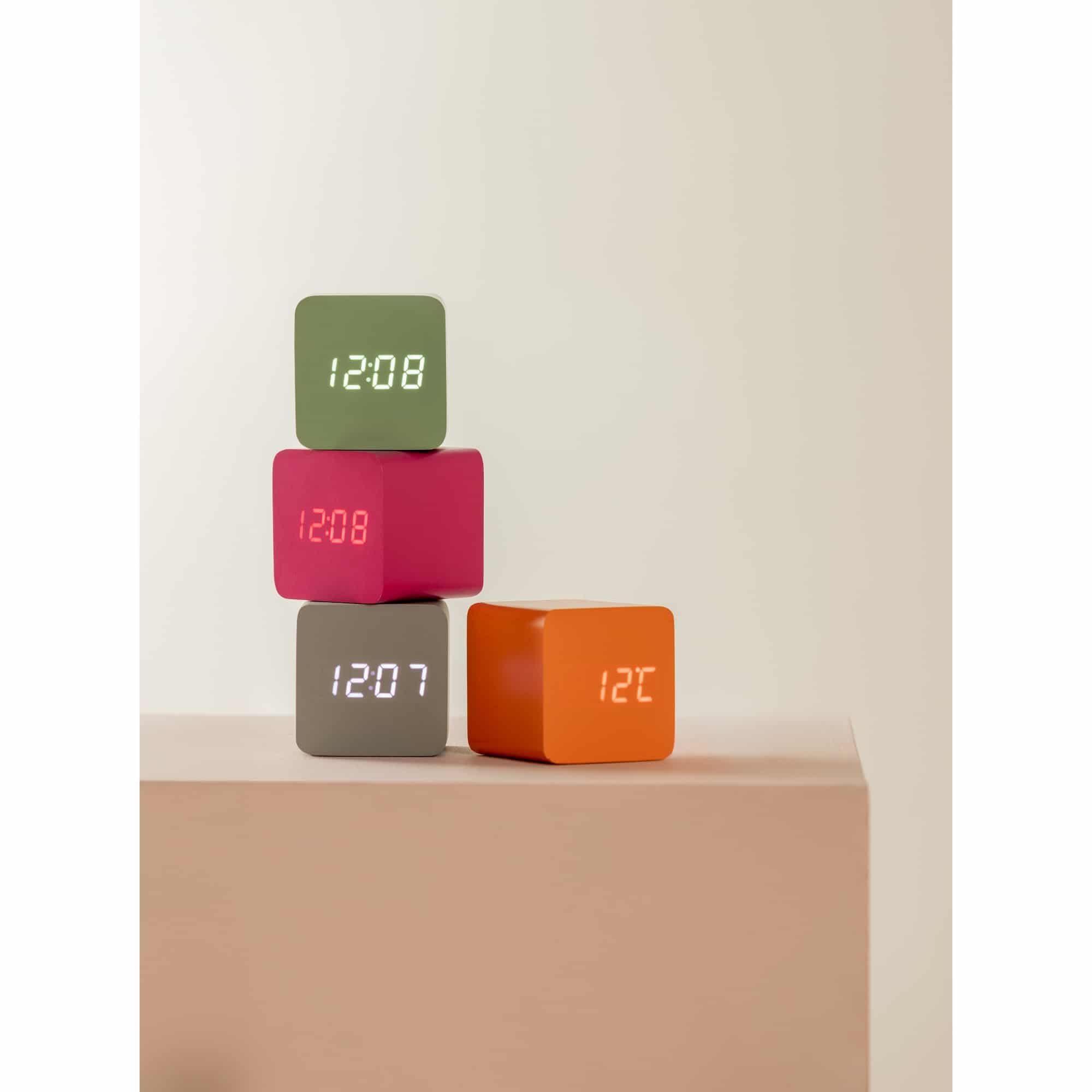 karlsson-spry-square-led-wecker-rosa-6-6x6-8x6-6-cm-mdf-mit-temperatur image 2