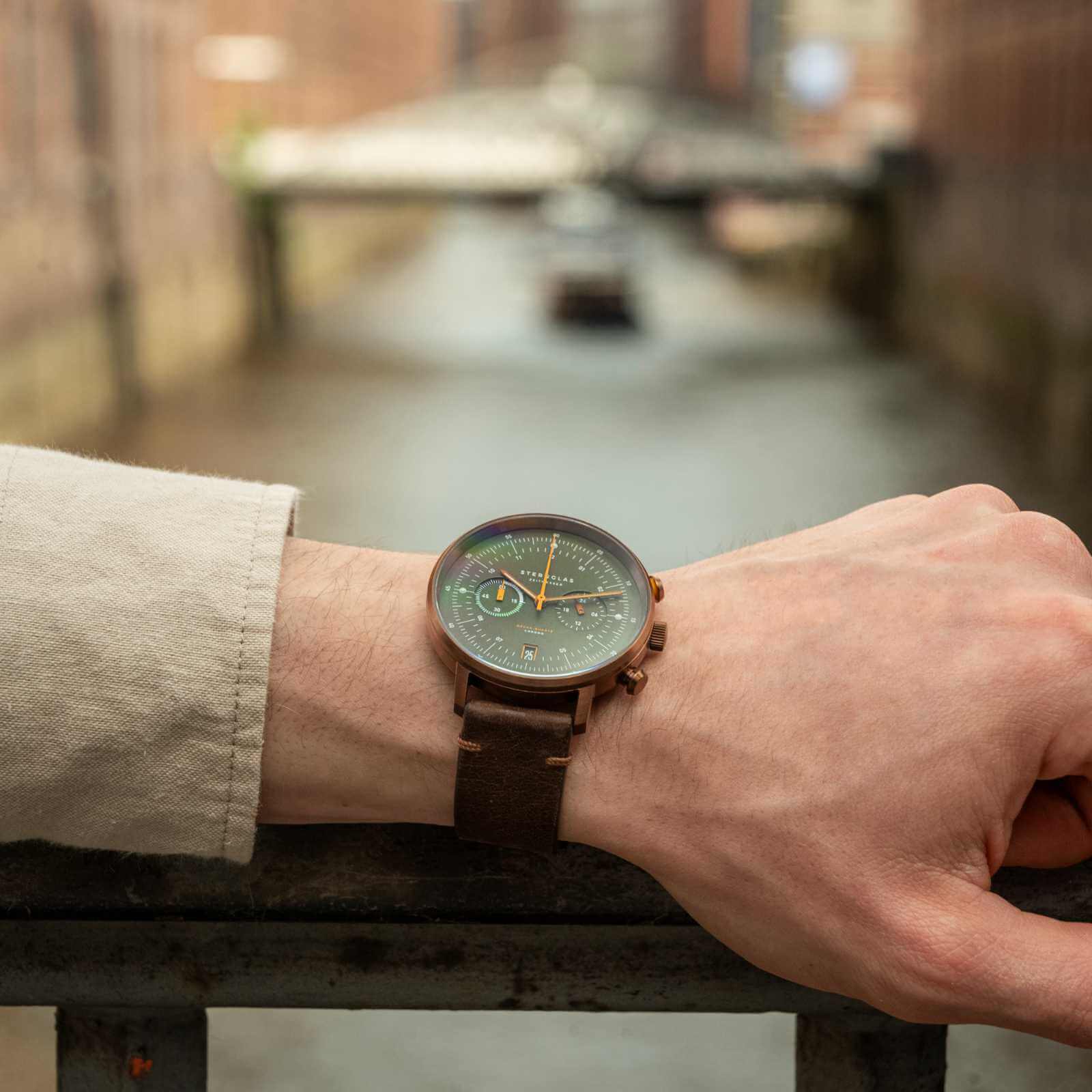 sternglas-hamburg-chrono-chronograph-42-mm-dunkelgr-n-bronze-leder image 8