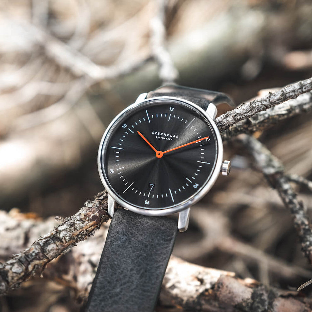 sternglas-naos-edition-basalt-38mm-quarzuhr-dunkelgrau-mit-rot-orange image 6
