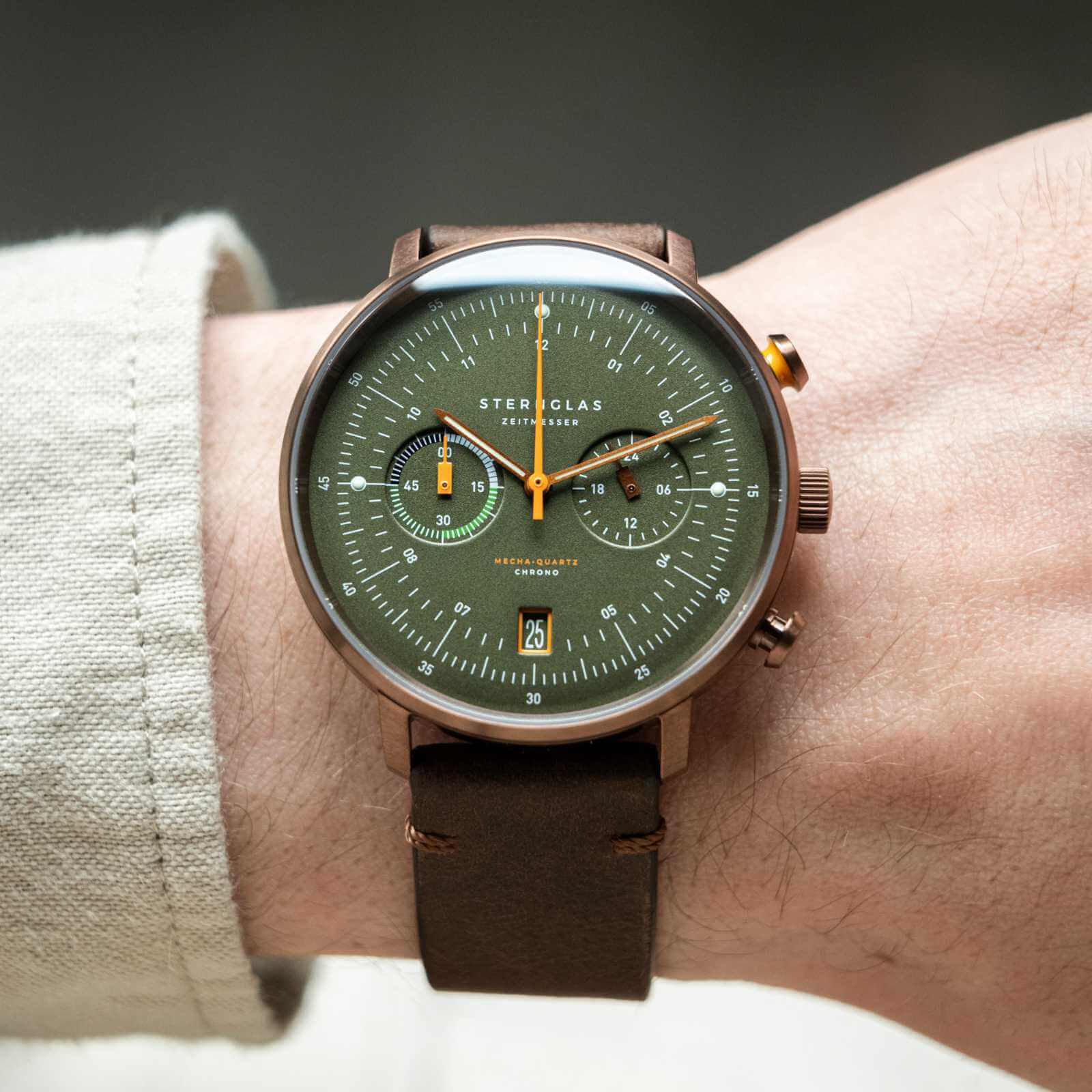 sternglas-hamburg-chrono-chronograph-42-mm-dunkelgr-n-bronze-leder image 2
