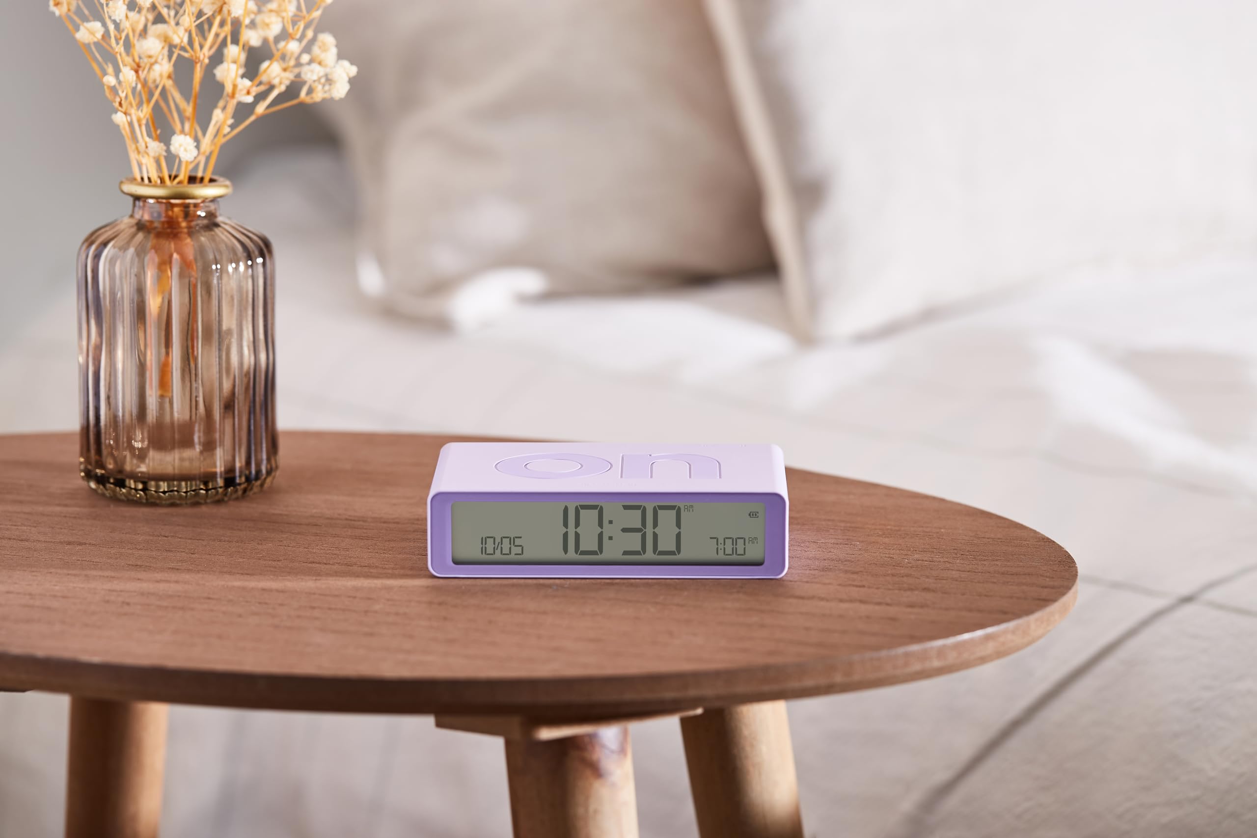lexon-flip-classic-wecker-wendbar-lcd-lila image 8