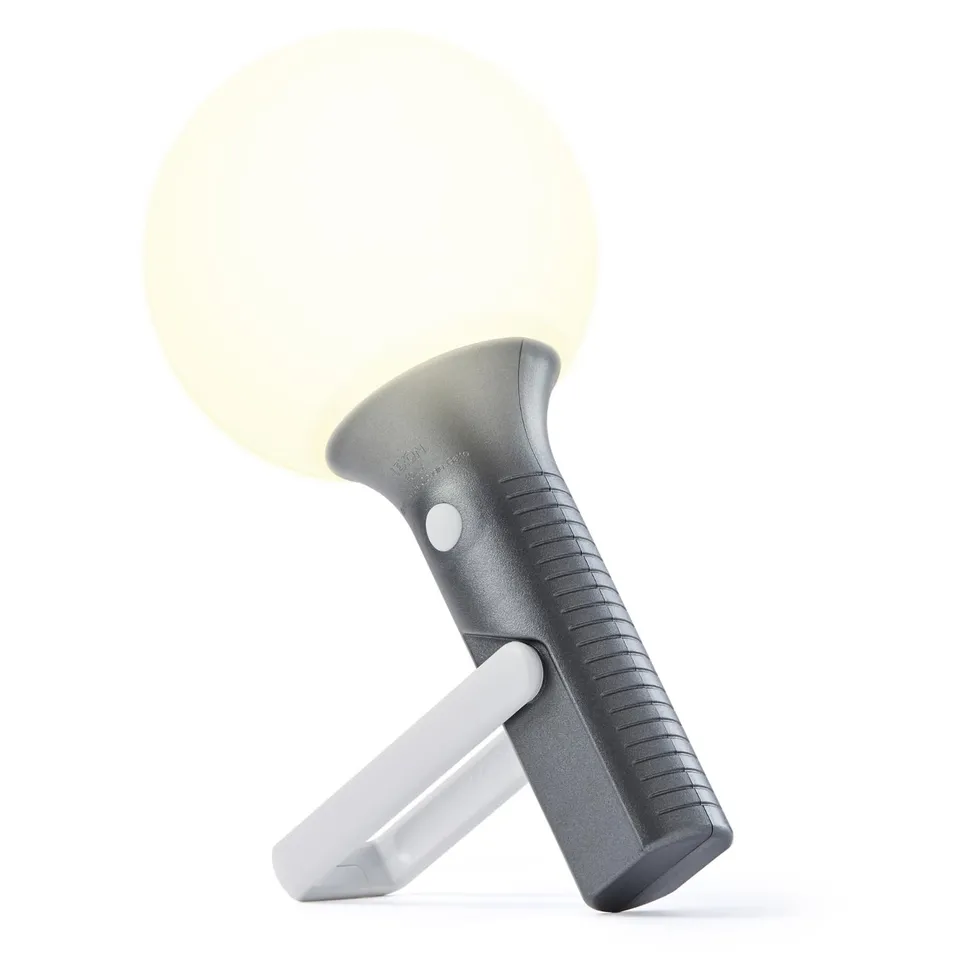 lexon-steli-led-leuchte-dunkles-metall-ipx4-mit-usb-c image 1