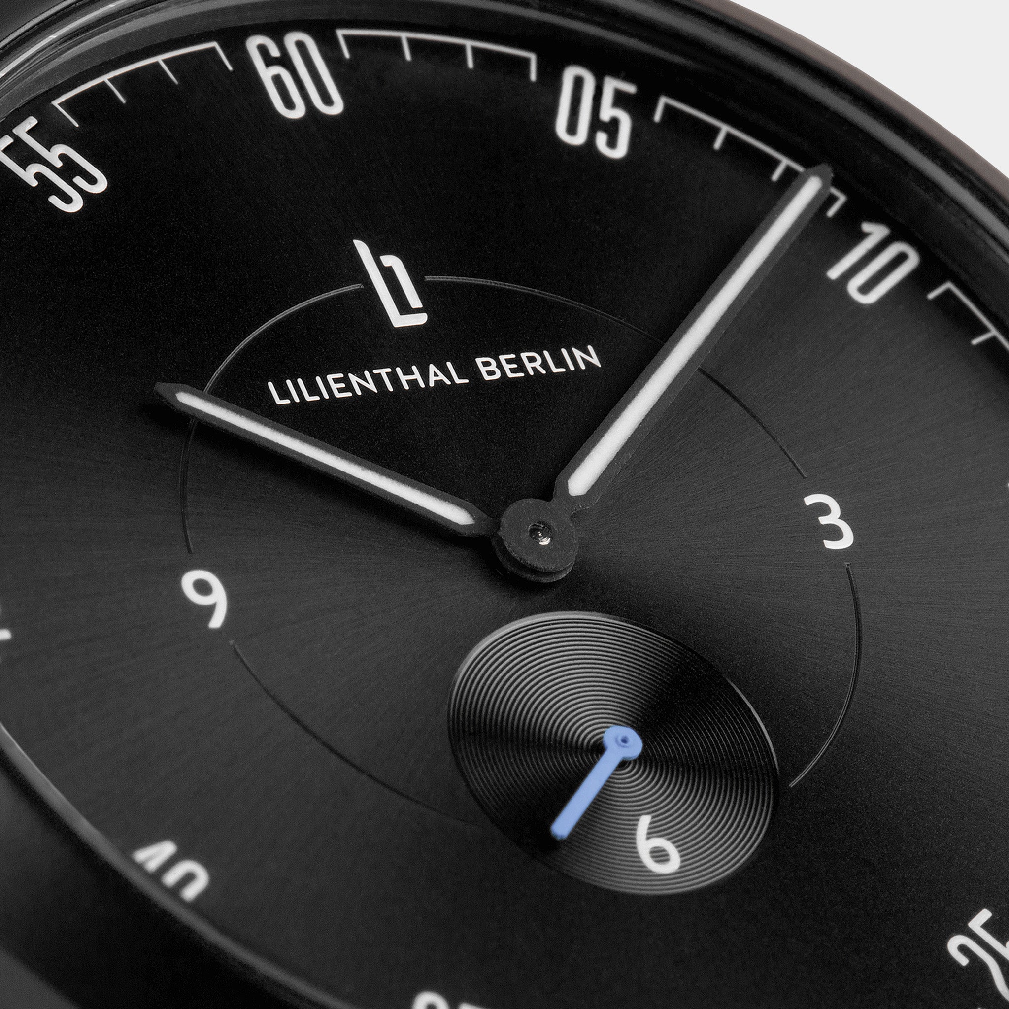 lilienthal-berlin-lilienthal-1-all-black-42-5-mm-quarzuhr-mit-mesh-wechselarmban image 4