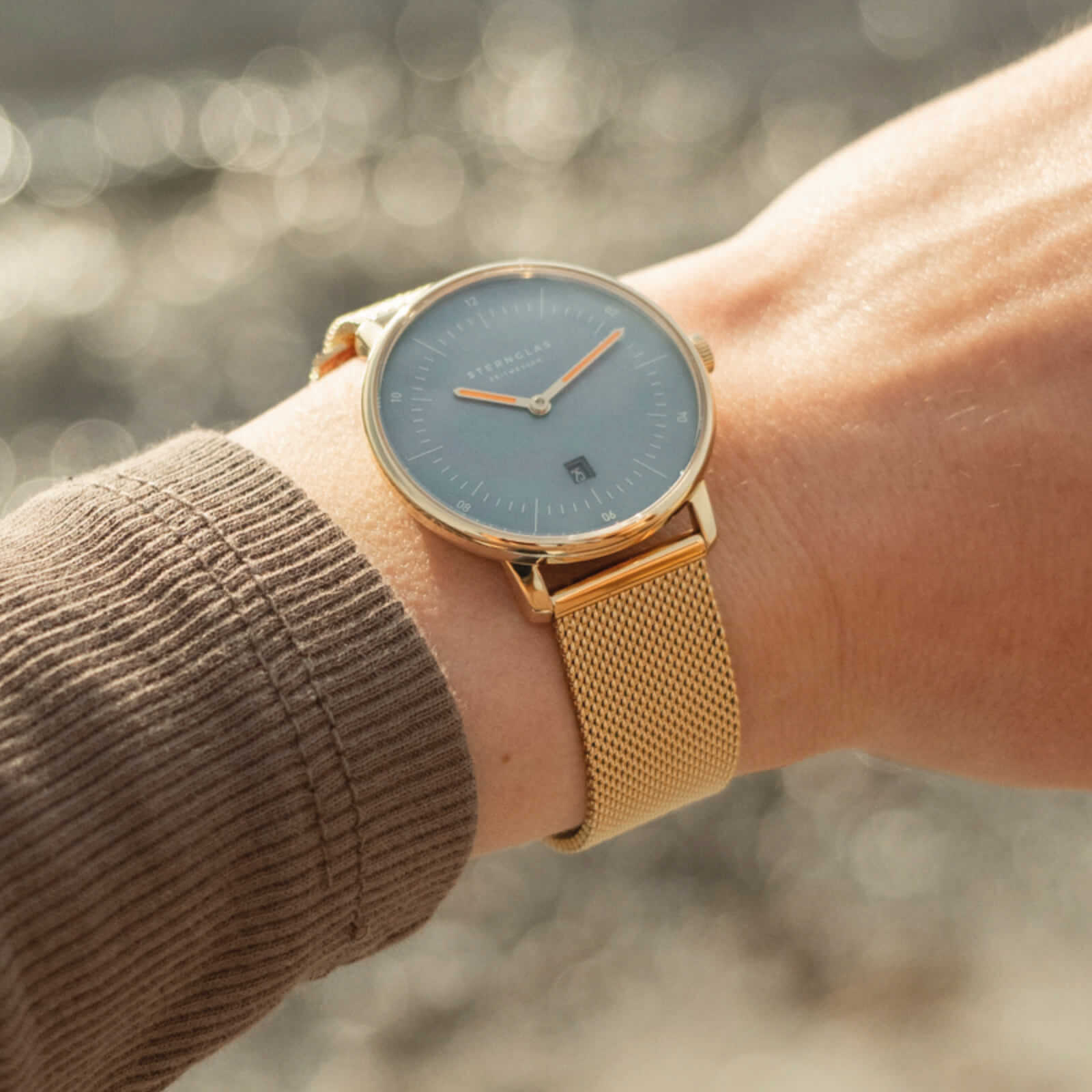 sternglas-naos-xs-edition-perlmutt-dunkelblau-33-mm-damenuhr-leder-gold image 2
