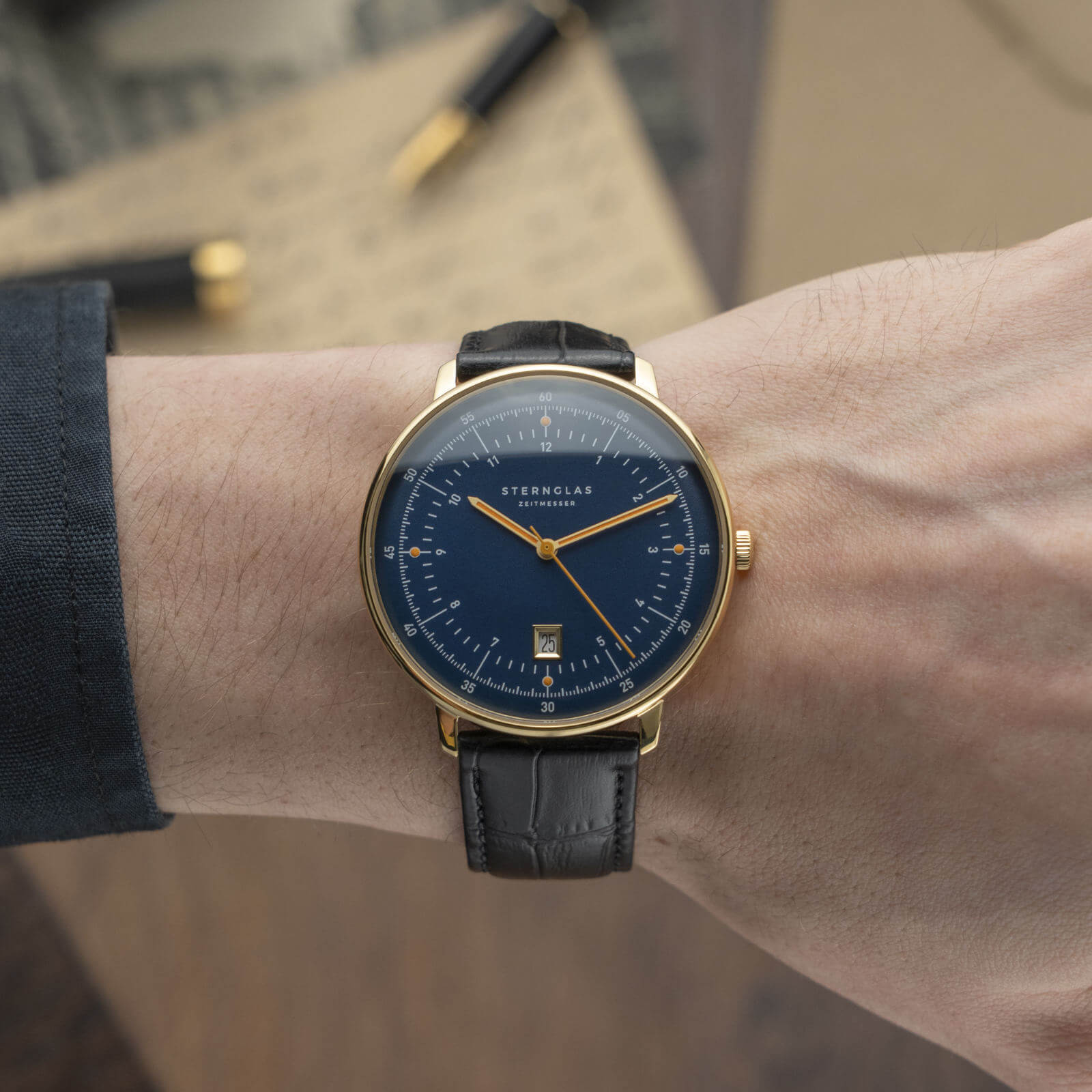 sternglas-hamburg-dunkelblau-gold-herrenuhr-42-mm image 8