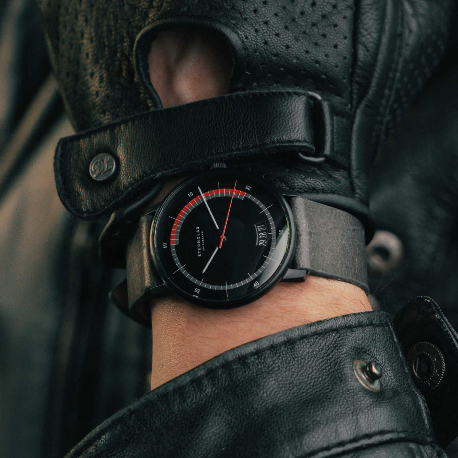 sternglas-naos-edition-sport-38-mm-limitierte-sportuhr-mit-rotem-sekundenzeiger image 3