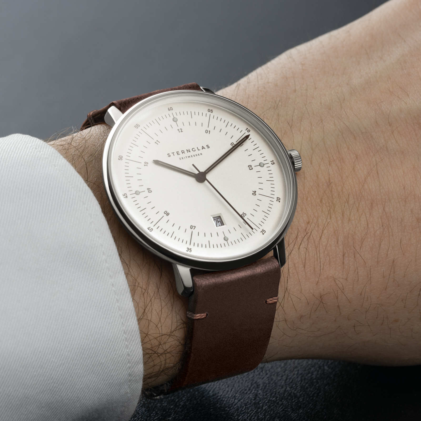 sternglas-hamburg-quarzuhr-herren-42-mm-silber-mit-lederband-20-mm image 2