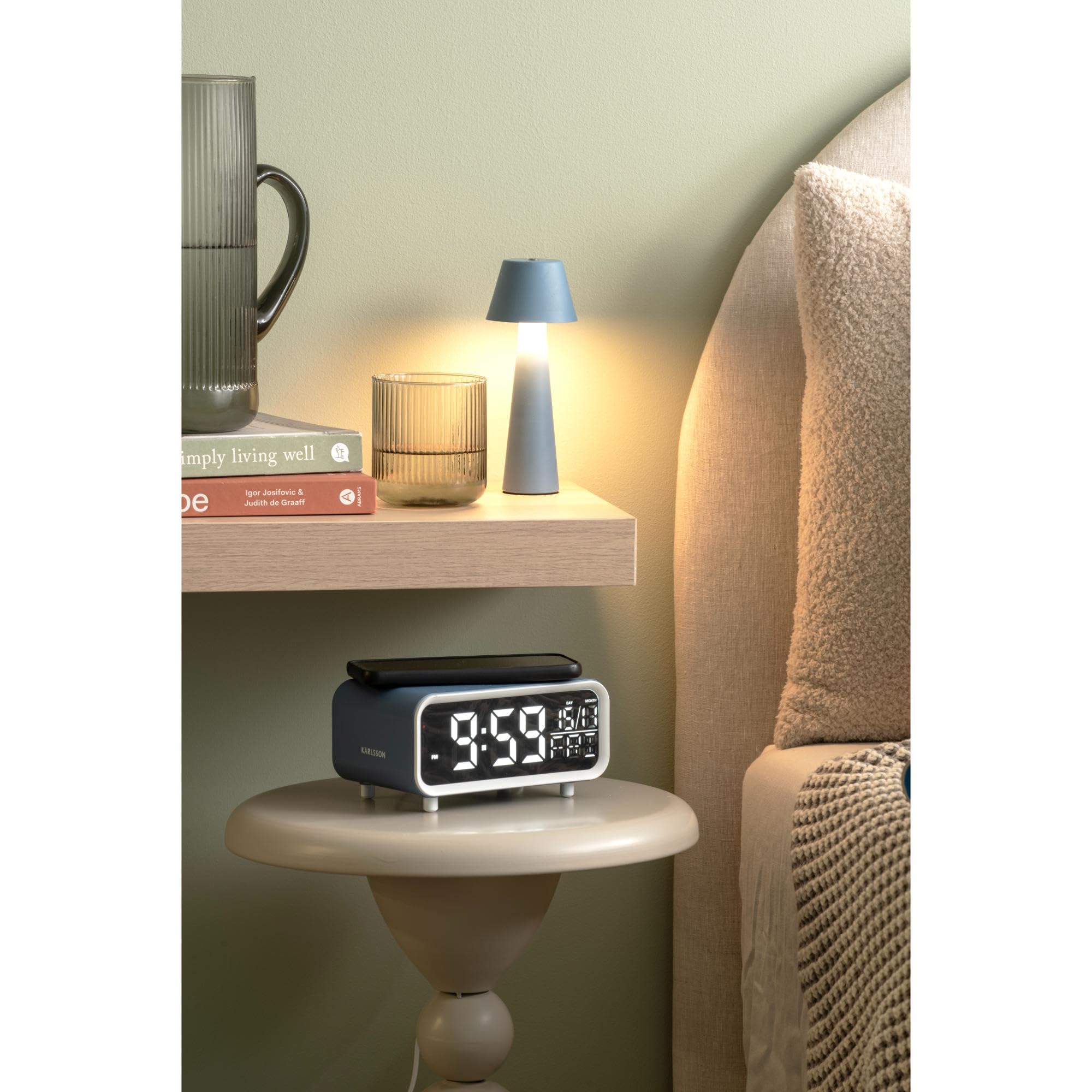 karlsson-chunky-led-wecker-klassisches-blau-17-x-11-x-8-6-cm-mit-handy-ladefunkt image 2