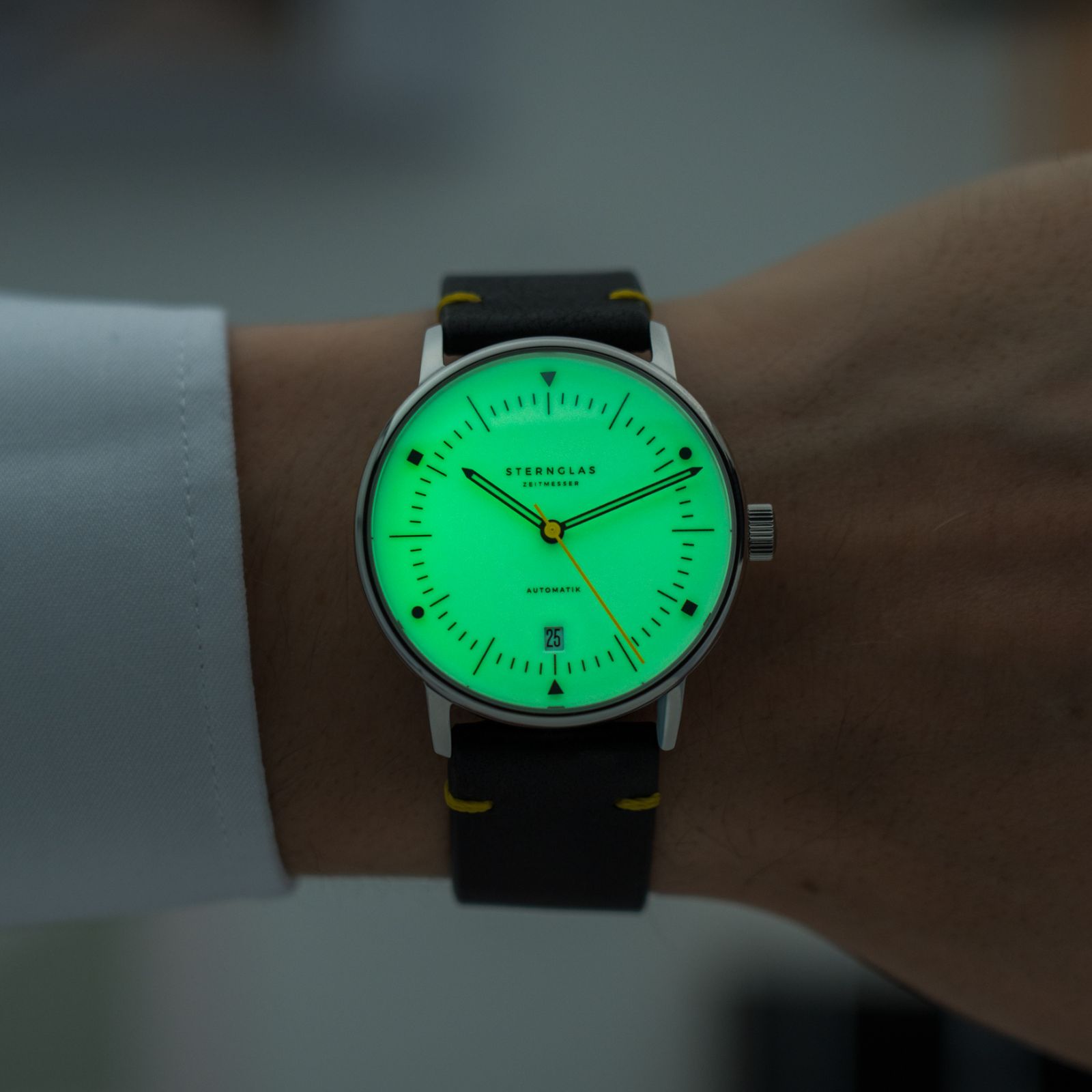 sternglas-naos-automatik-edition-bauhaus-x-gelb-herrenuhr-38-mm image 3