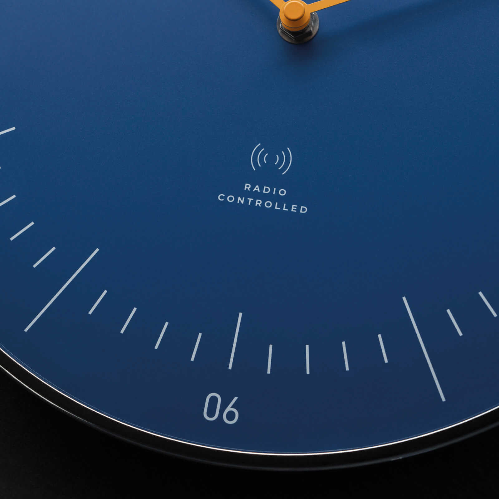sternglas-naos-funk-wanduhr-k-stenblau-aluminium image 2