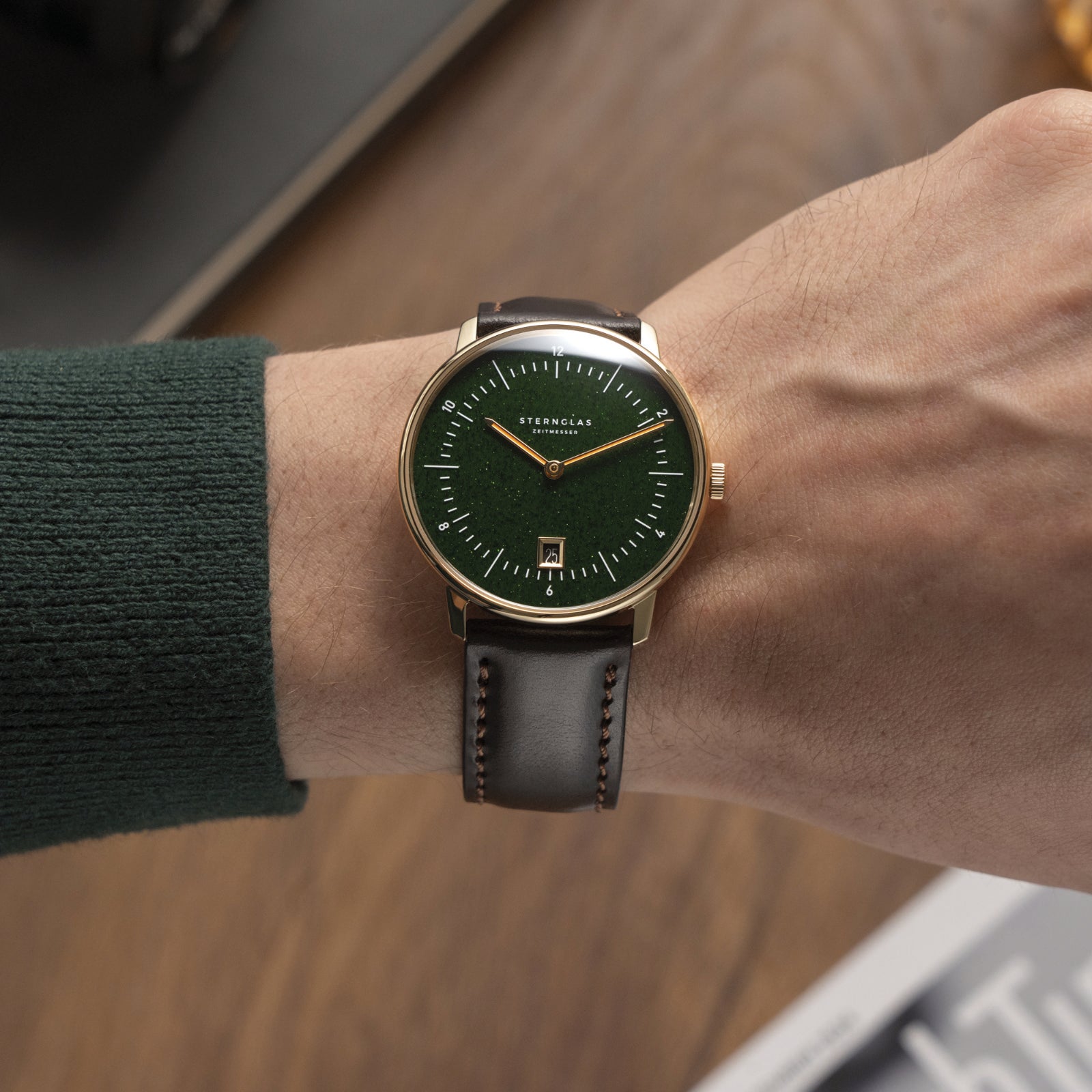 sternglas-naos-edition-aventurin-dunkelgr-n-damenuhr-sonderedition-38-mm-gold-mi image 2