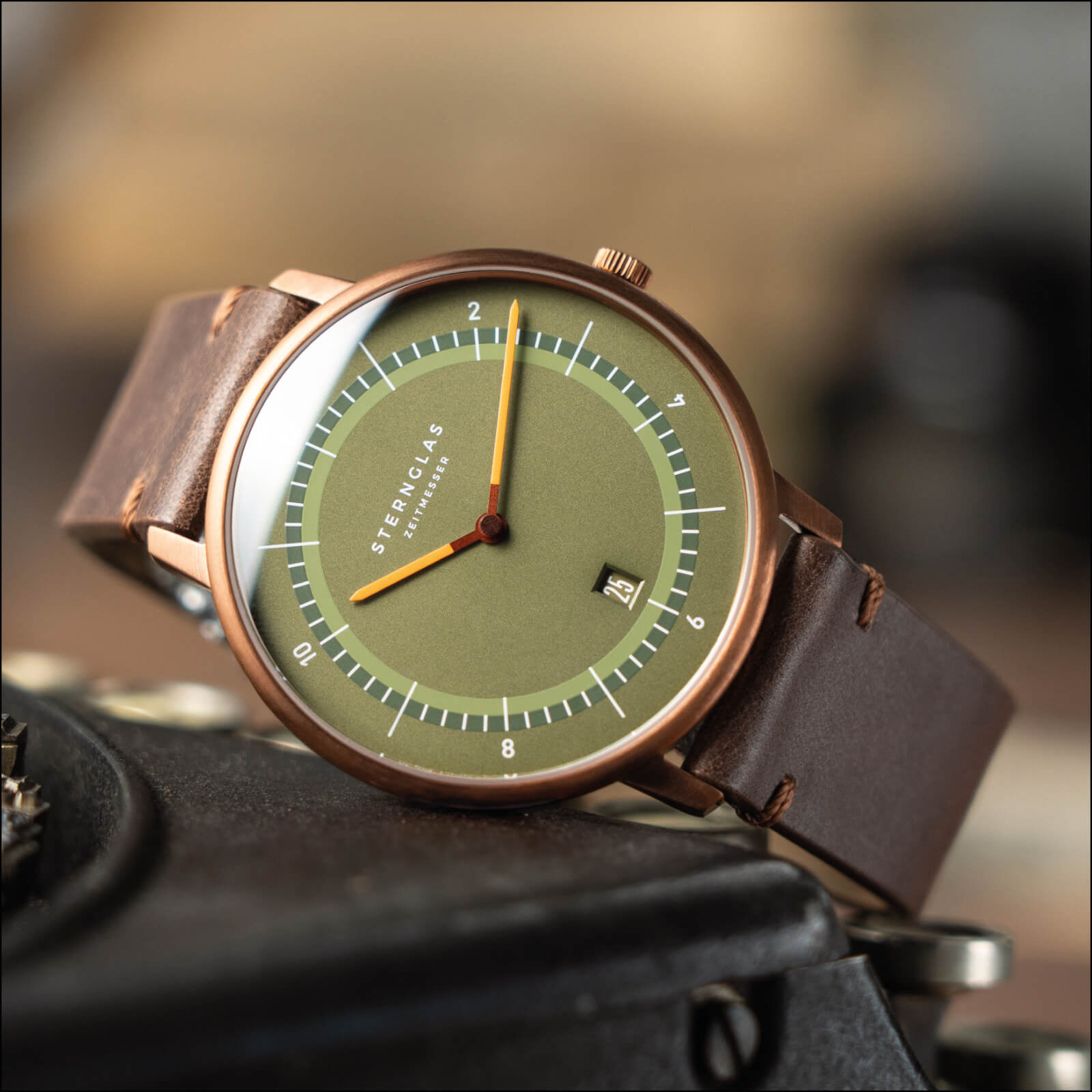 sternglas-naos-xl-edition-1905-42mm-bronze-lederuhr-speicherstadt-hommage image 4