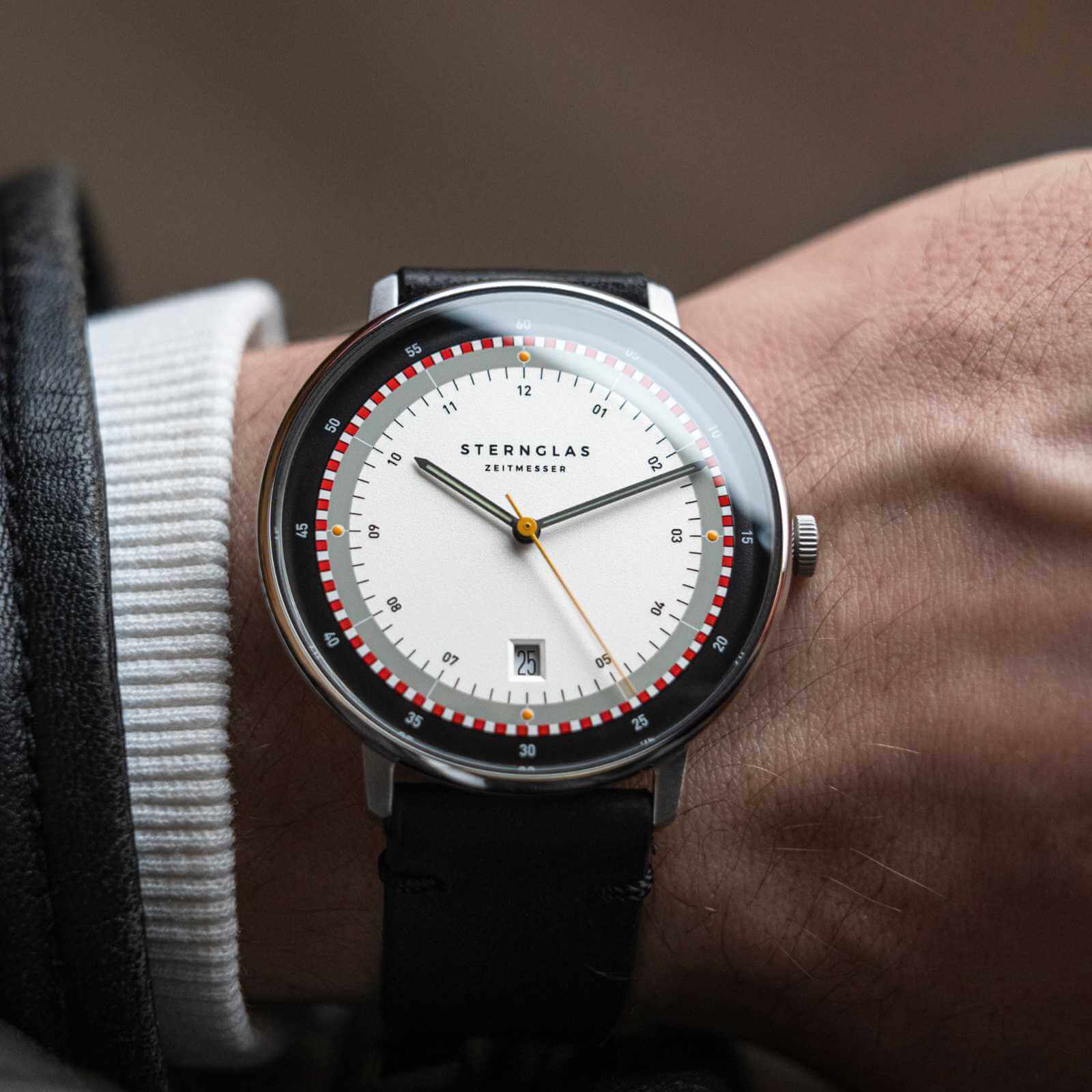 sternglas-hamburg-edition-hafen-uhr-42-mm-silber-leder image 2