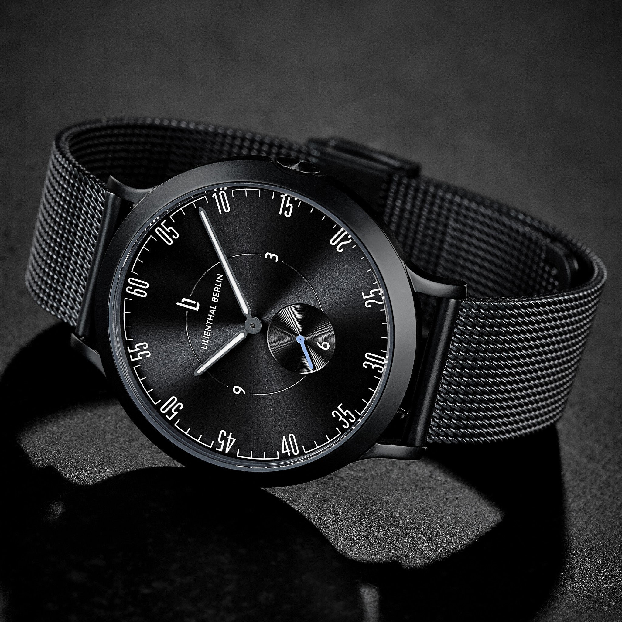 lilienthal-berlin-lilienthal-1-all-black-42-5-mm-quarzuhr-mit-mesh-wechselarmban image 3