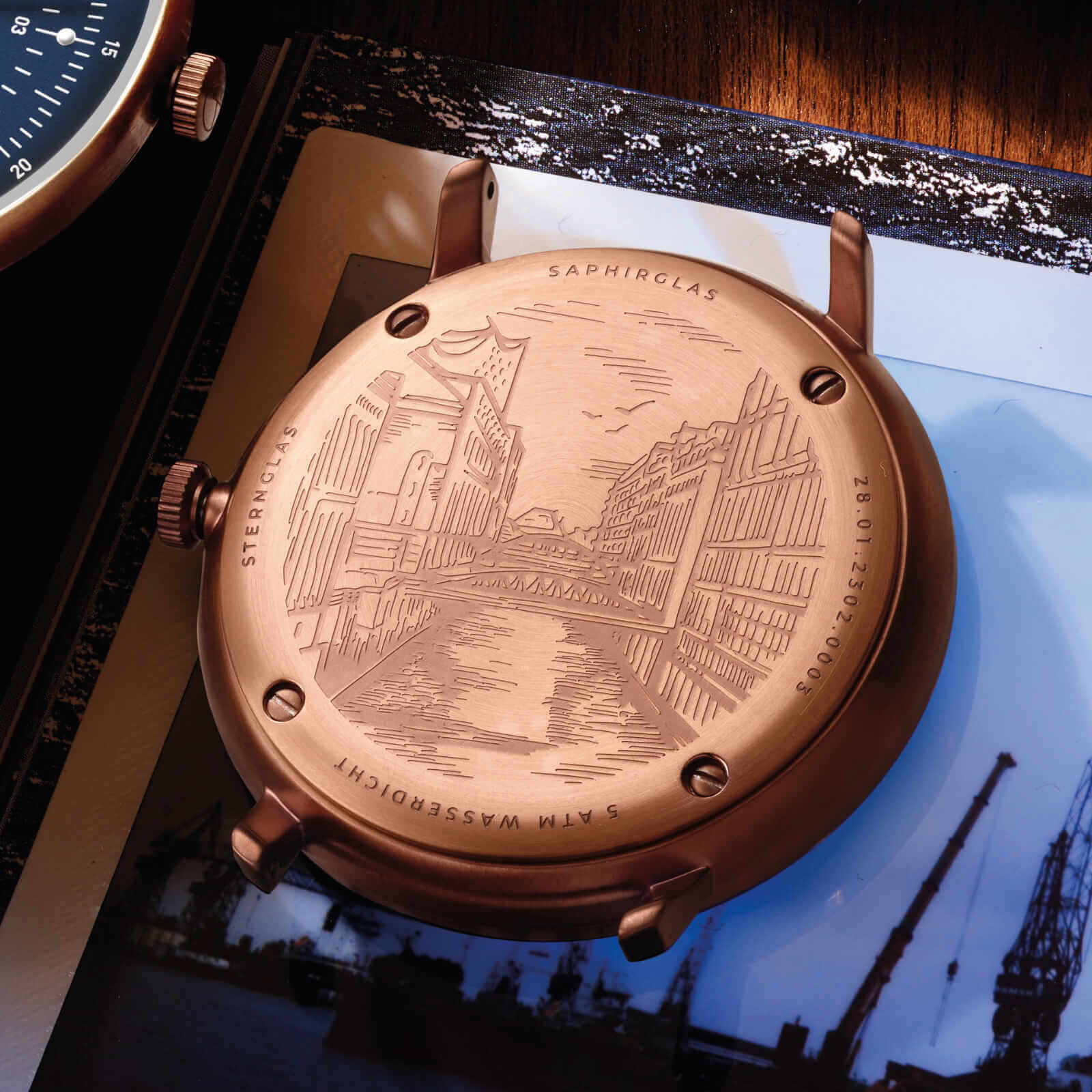 sternglas-hamburg-dunkelblau-bronze-herrenuhr-42-mm image 6