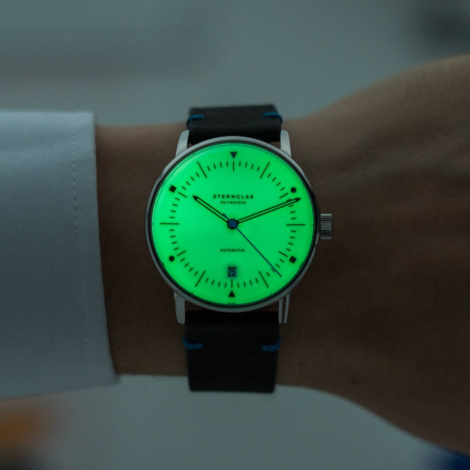 sternglas-naos-automatik-edition-bauhaus-x-blau-38-mm-leder image 3