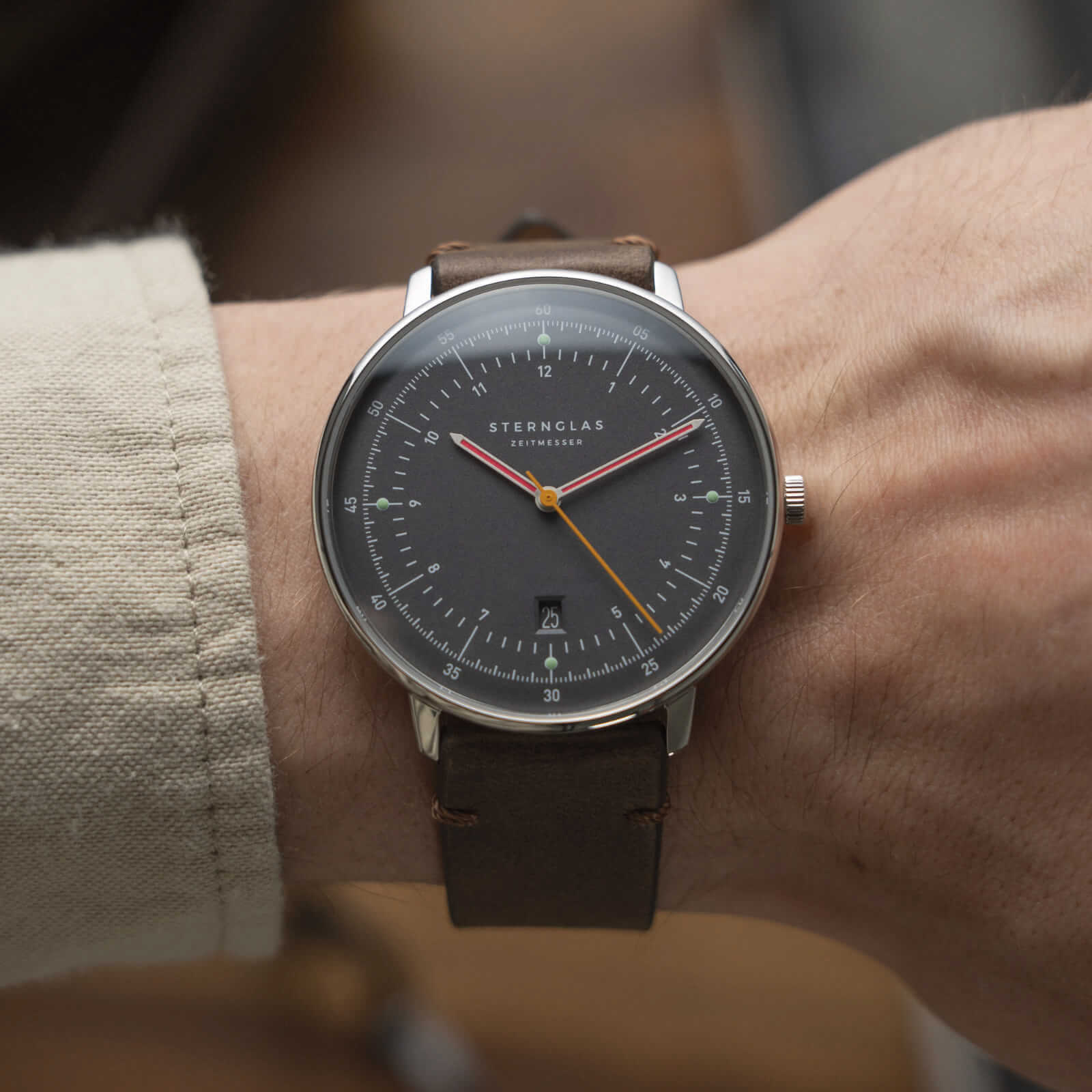 sternglas-hamburg-neugraphit-herrenuhr-42-mm-silber image 2